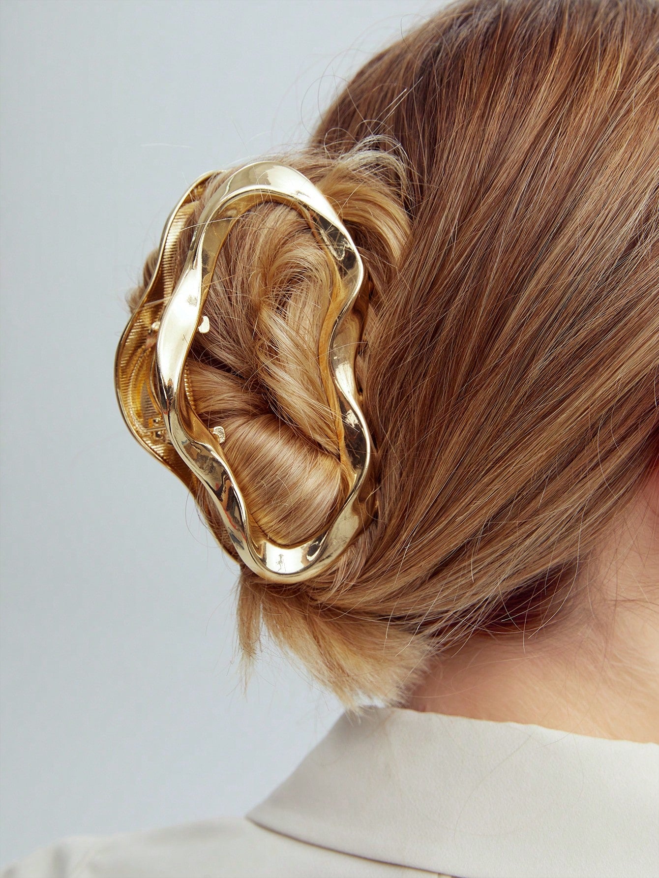 Sculptural Gold Hair Claw – Statement Luxe Finish