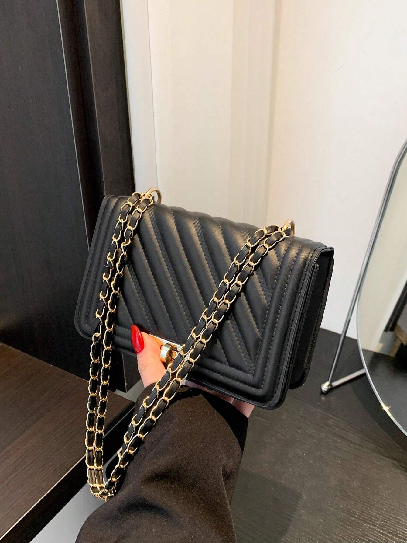 Minimal Quilted Chain Shoulder Bag