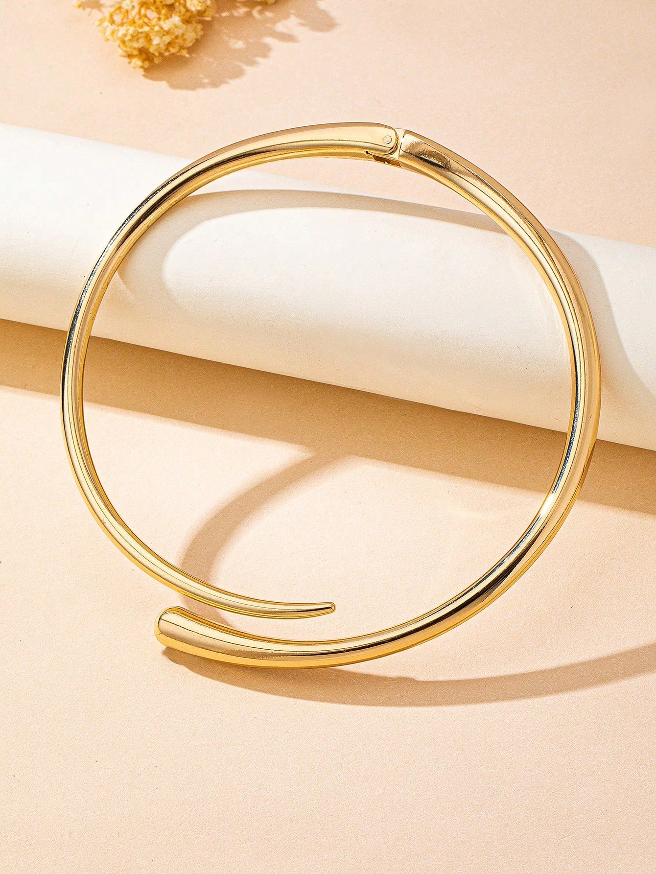 Sculpted Torque Necklace – Minimal Luxury Statement