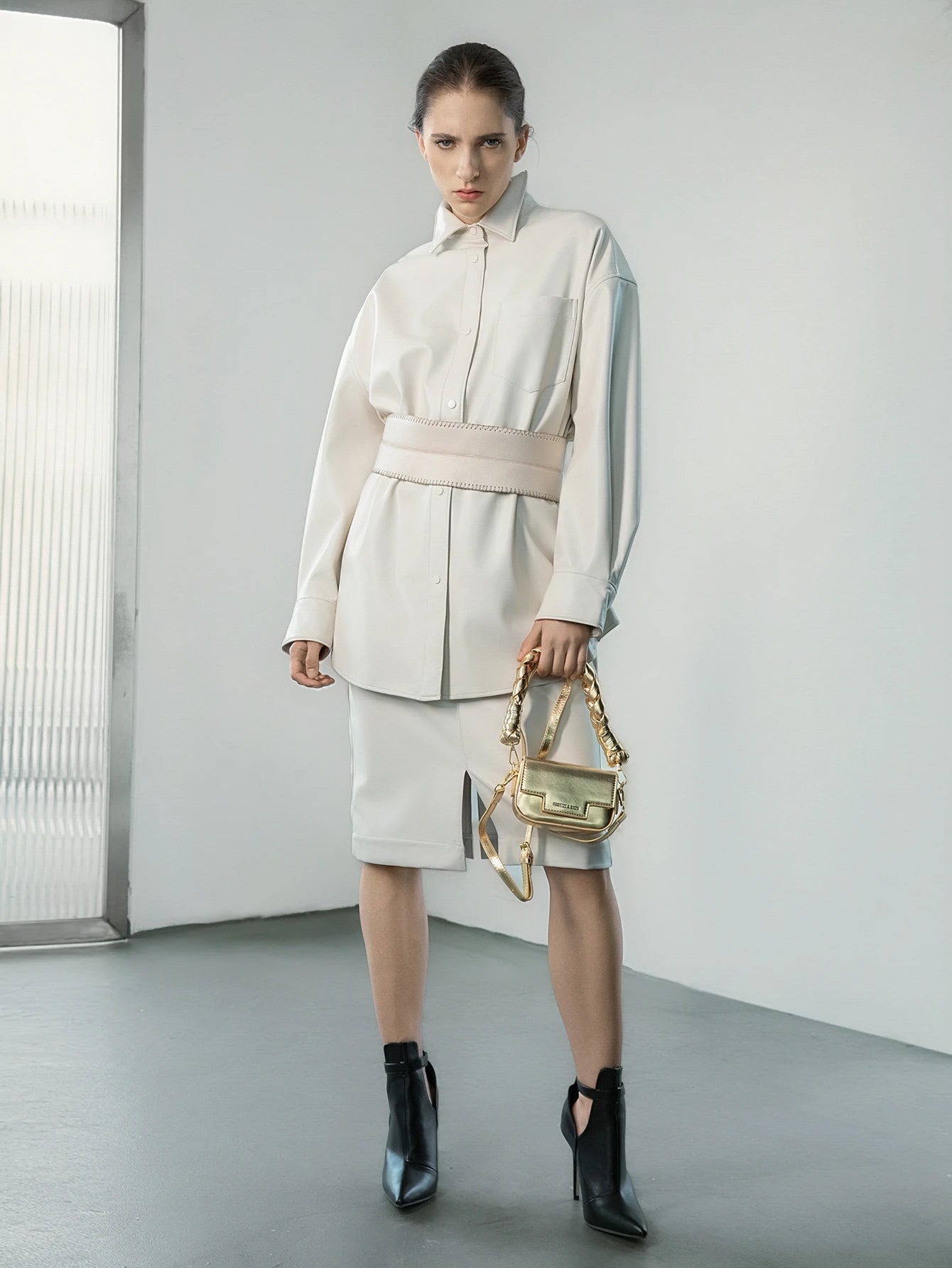 Minimal Quilted Chain Shoulder Bag – Gold Accent Edition