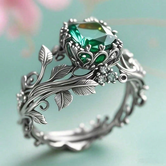 Elegant Vintage  Ring with Green Stone