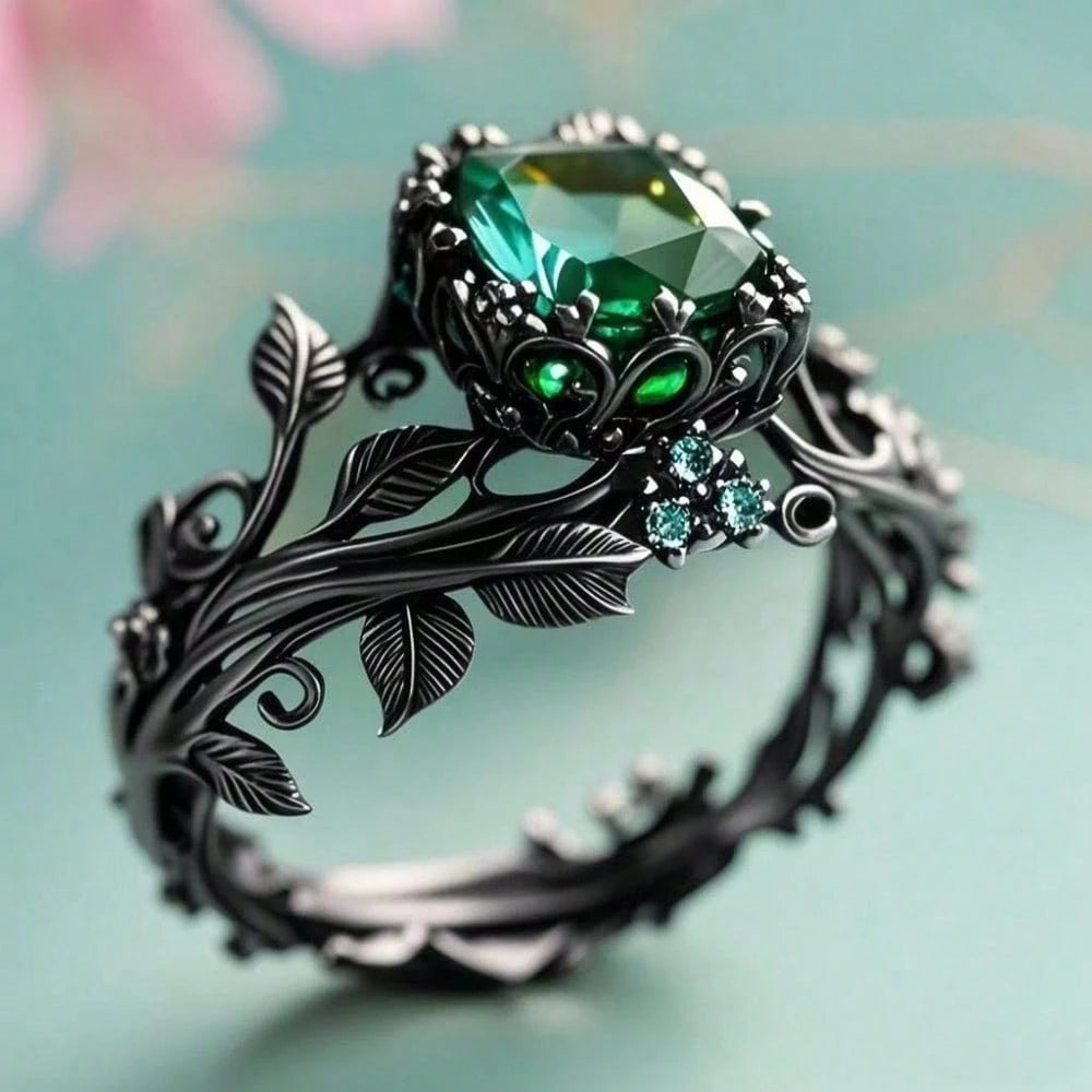 Elegant Vintage  Ring with Green Stone
