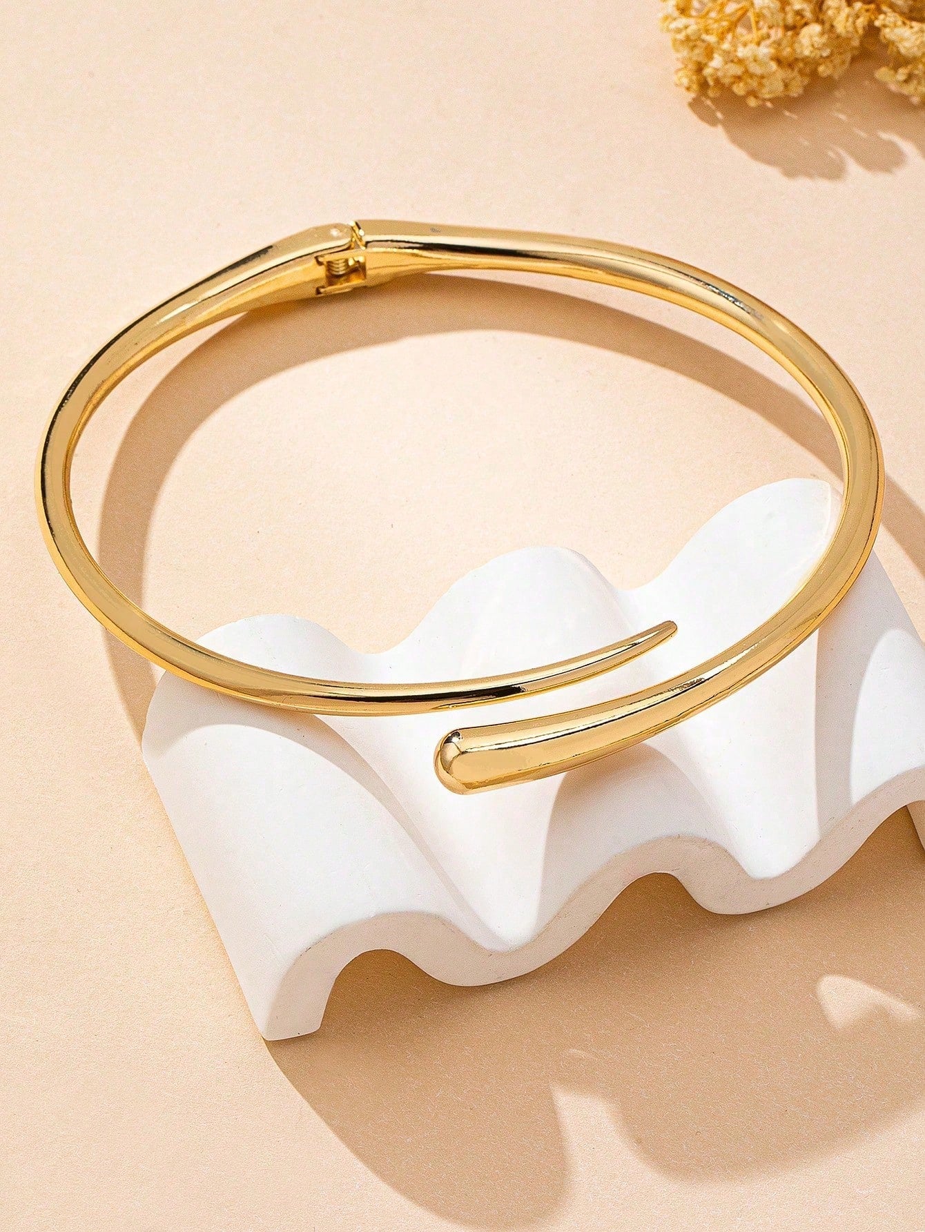 Sculpted Torque Necklace – Minimal Luxury Statement