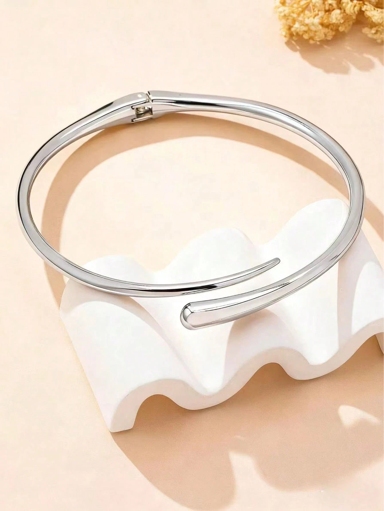 Sculpted Torque Necklace – Minimal Luxury Statement