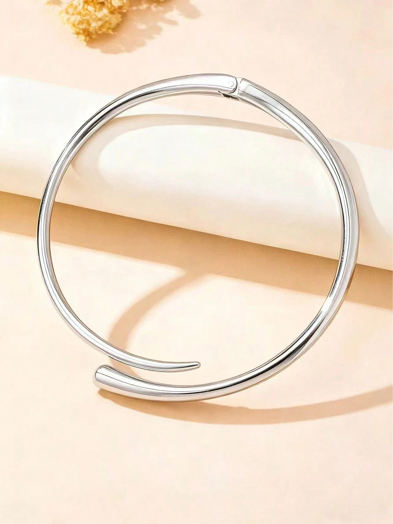 Sculpted Torque Necklace – Minimal Luxury Statement